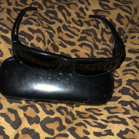 Gucci  black sunglasses w/ side protection great for driving dark lens - Picture 3 of 11